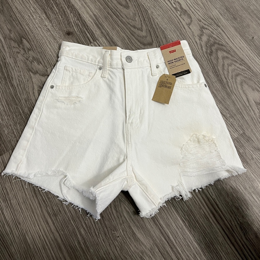 Levi’s high-waisted Mom shorts 24 NWT